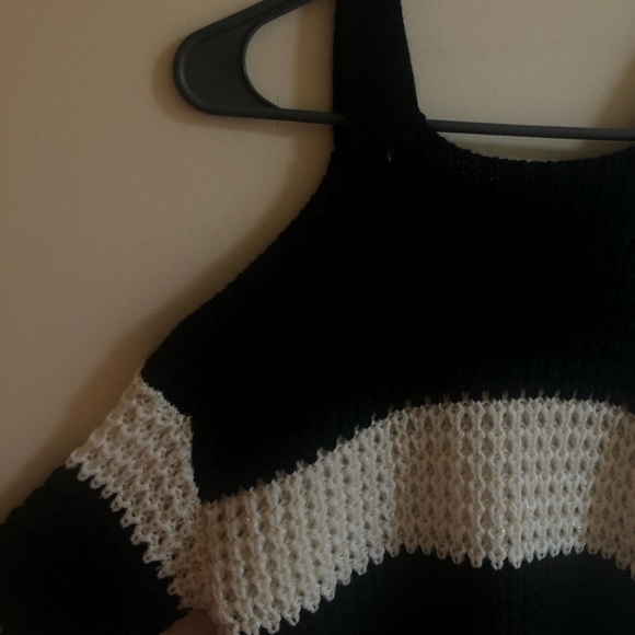 Off-the-shoulder sweater - Picture 2 of 2